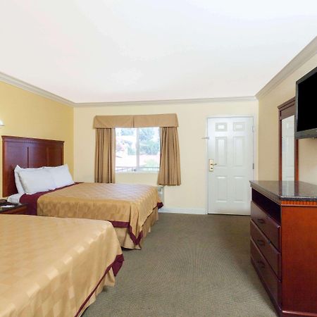 Travelodge By Wyndham Brea Zewnętrze zdjęcie