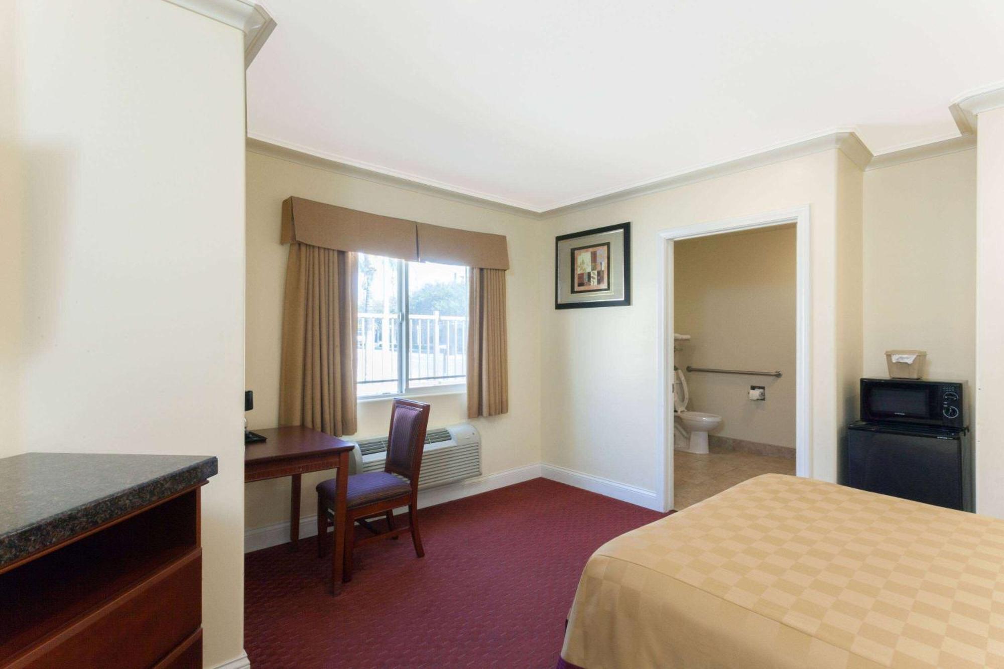 Travelodge By Wyndham Brea Zewnętrze zdjęcie