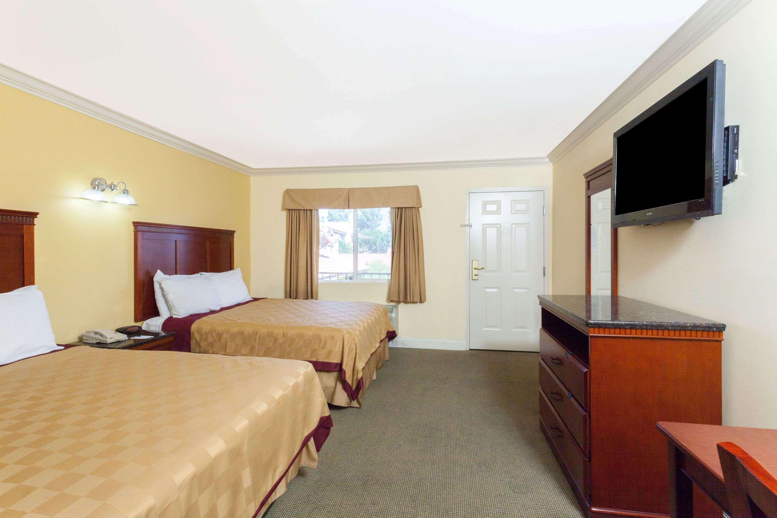Travelodge By Wyndham Brea Zewnętrze zdjęcie