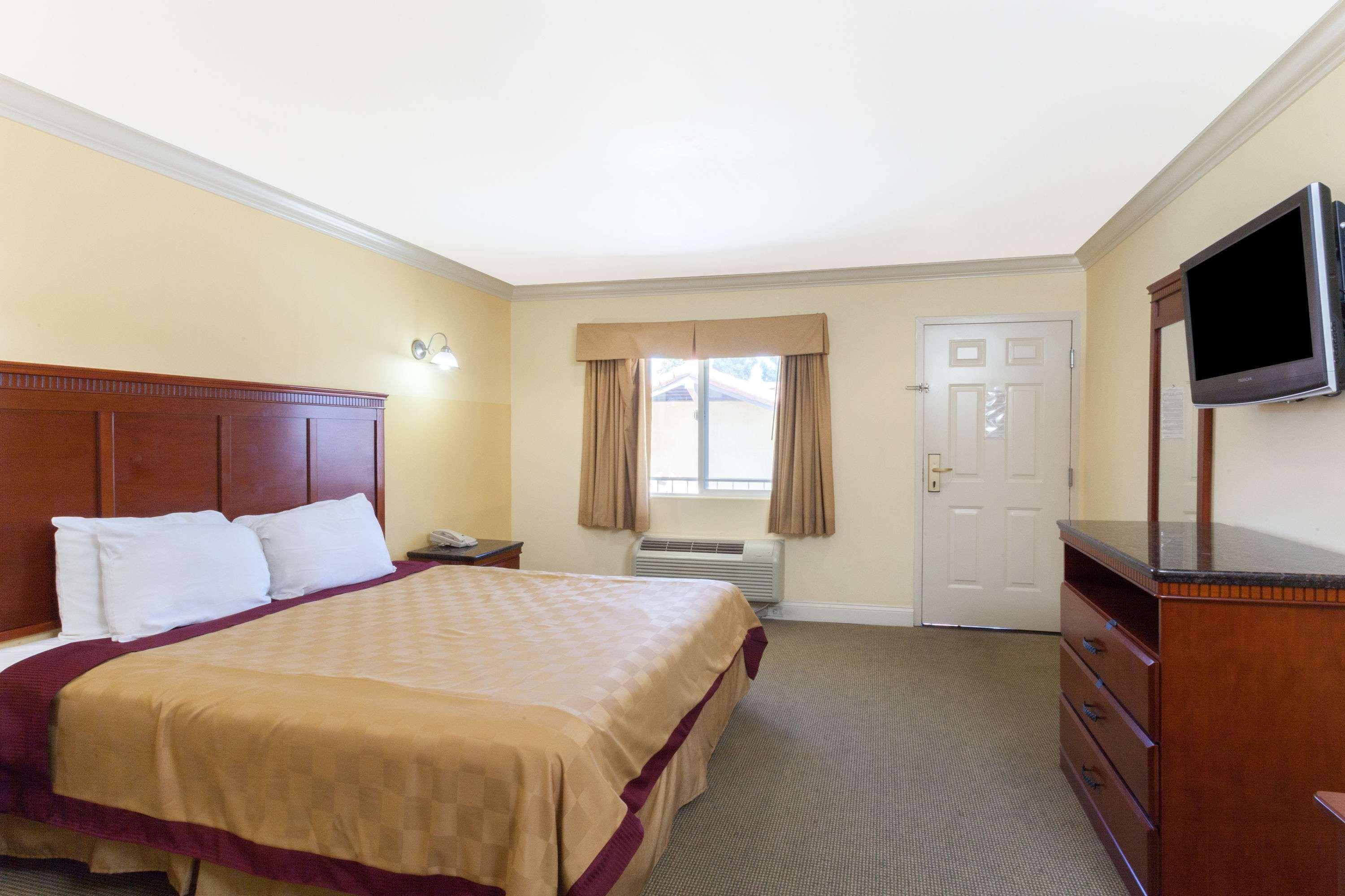 Travelodge By Wyndham Brea Zewnętrze zdjęcie