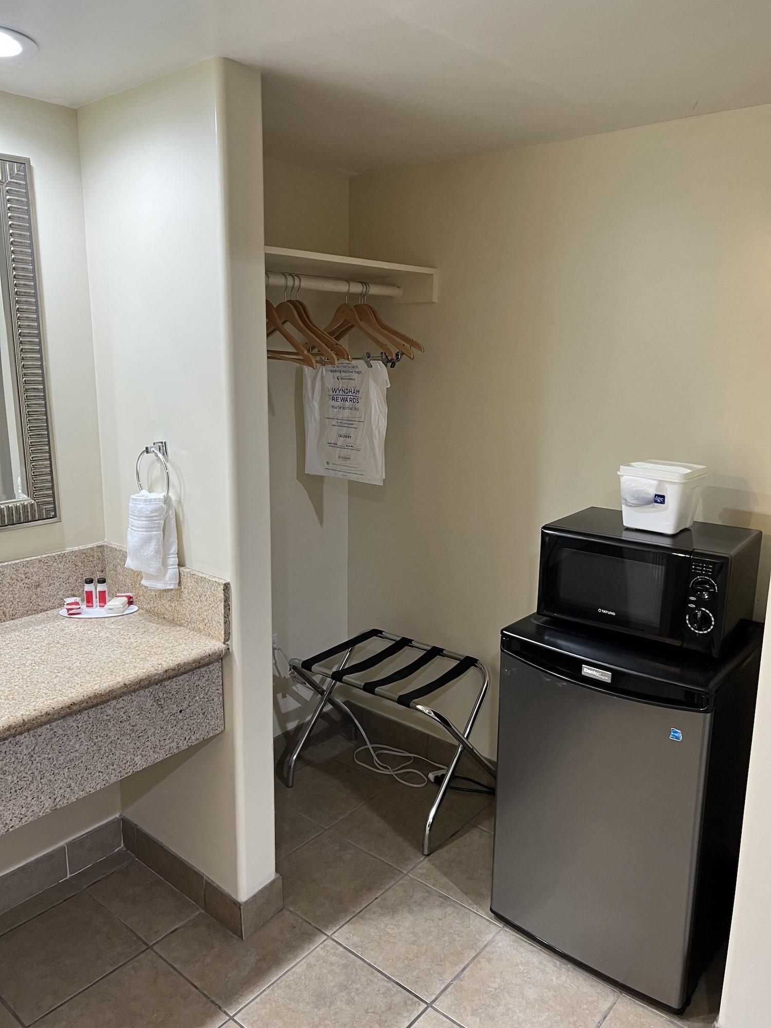 Travelodge By Wyndham Brea Zewnętrze zdjęcie